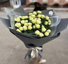 Букет Белые кустовые розы Солинеро в Малаховке