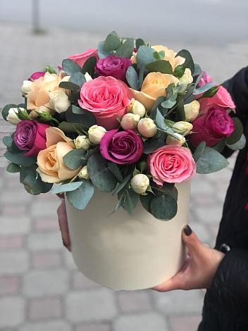 Цветочная композиция из Розы в шляпной коробке в Малаховке